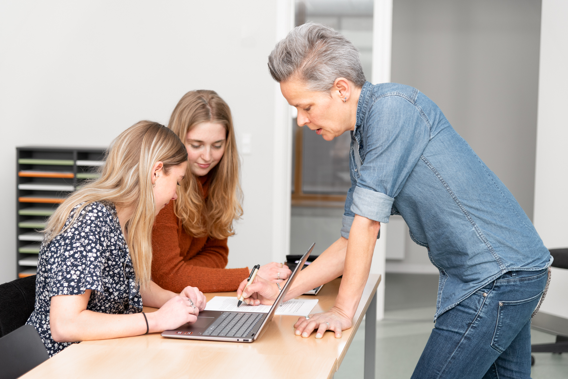 Underviser der hjælper en studerende
