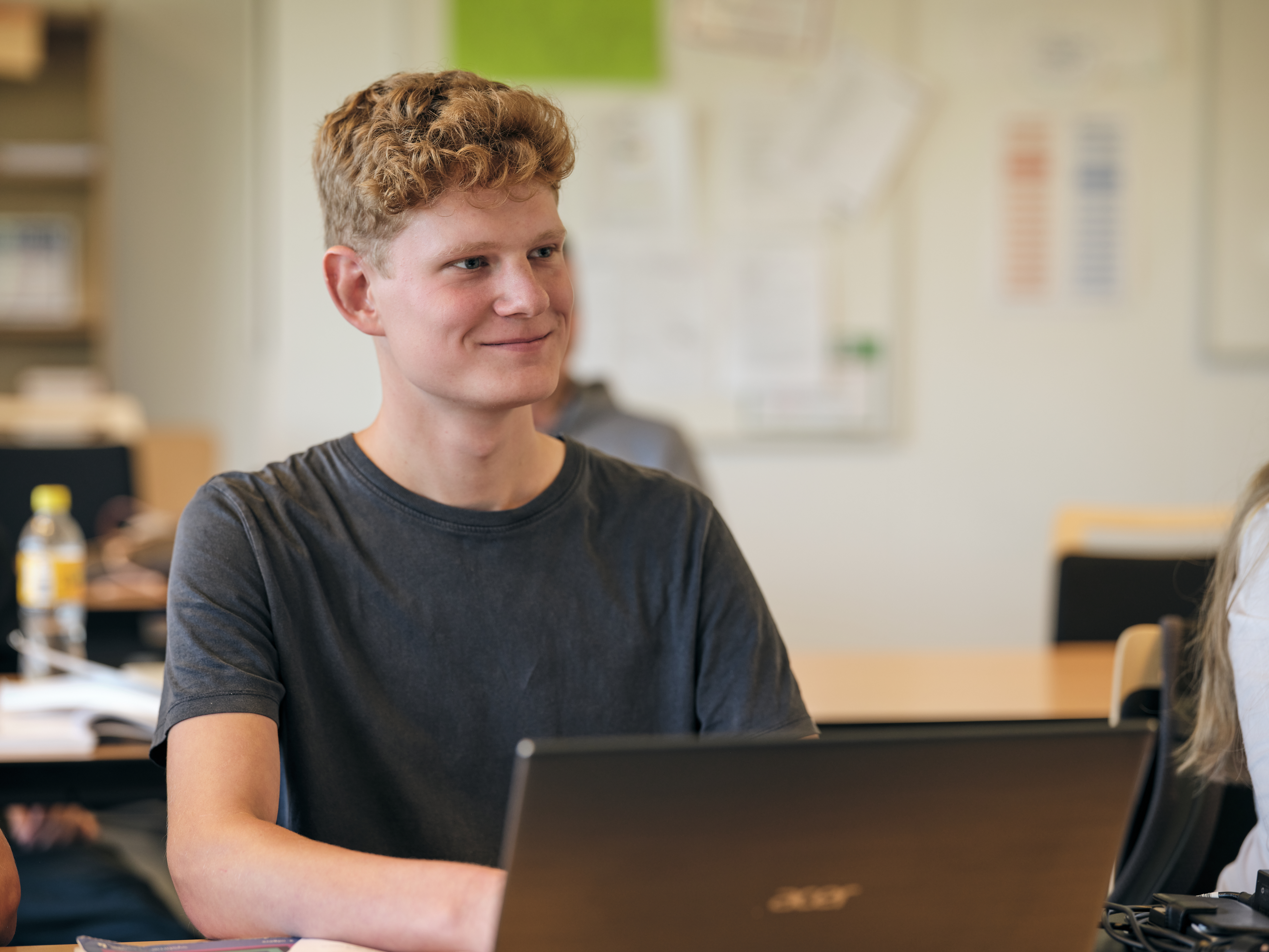 Dreng, der sidder med computer