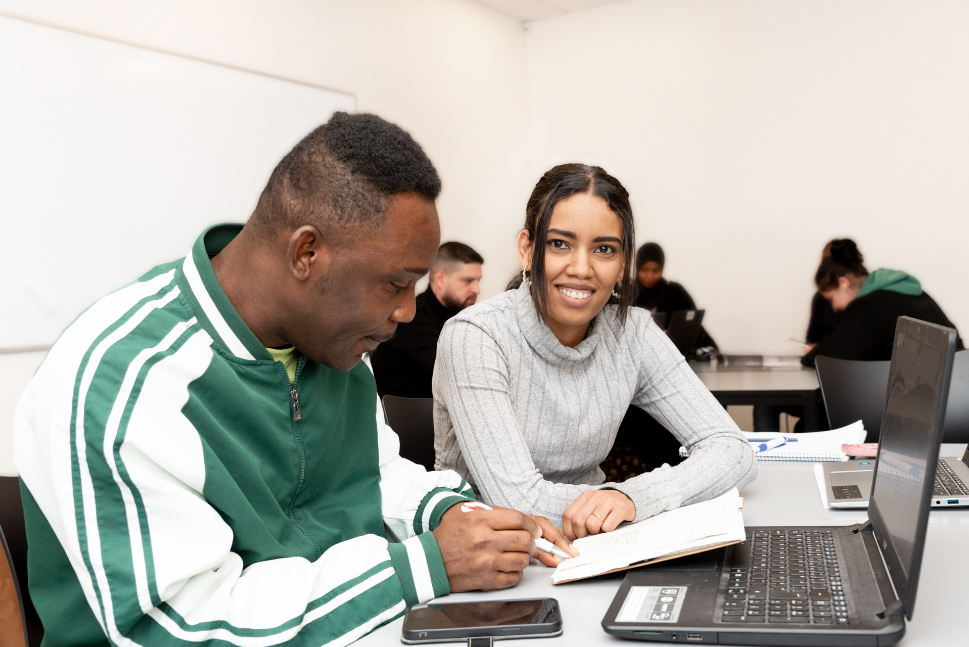 Kvinde som laver en opgave