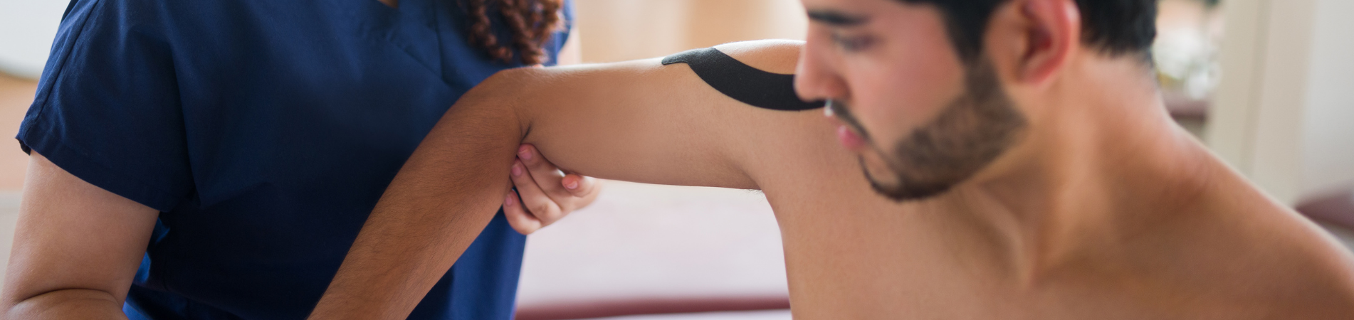 Ergoterapeut der er ved at behandle mandlig patient